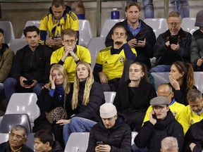 Les supporters suédois sont assis dans les tribunes lors du match de football de qualification du groupe F pour l'Euro 2024 entre la Belgique et la Suède.
