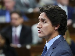 Le premier ministre Justin Trudeau se lève pendant la période des questions à la Chambre des communes, sur la Colline du Parlement à Ottawa, le mercredi 25 octobre 2023.