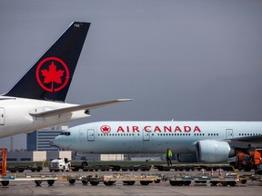 Des avions d'Air Canada sont stationnés à l'aéroport Pearson de Toronto, à Mississauga, en Ontario, le 28 avril 2021.