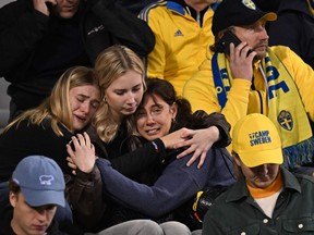 Les supporters suédois réagissent en attendant dans la tribune lors du match de football de qualification pour l'Euro 2024.