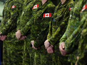 Le personnel des Forces canadiennes se tient tranquille à la BFC Kingston, à Kingston, en Ontario, le mardi 7 mars 2023.