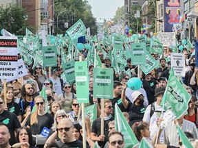 Des gens participent à une manifestation syndicale du secteur public à Montréal, le samedi 23 septembre 2023.