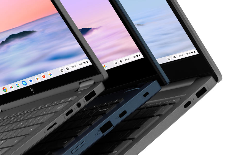 Vue détaillée de trois ordinateurs portables Chromebook Plus.