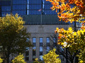 Les premiers ministres de l'Ontario, de la Colombie-Britannique et de Terre-Neuve-et-Labrador ont écrit des lettres à Macklem avant la décision de la Banque du Canada sur les taux d'intérêt le 6 septembre, demandant à la banque centrale de ne pas augmenter à nouveau les taux d'intérêt, partageant leurs inquiétudes quant à l'impact de la hausse des taux sur leurs résidents.  La Banque du Canada est encadrée par des feuilles aux couleurs d'automne à Ottawa le lundi 23 octobre 2023.