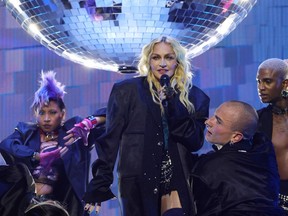 Madonna se produit lors de la tournée Celebration.