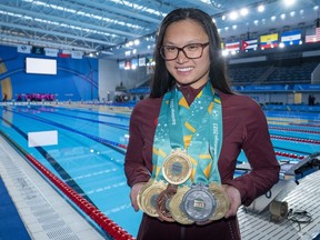 Maggie Mac Neil du Canada montre sa récolte de médailles à la fin de la compétition de natation aux Jeux panaméricains à Santiago, au Chili, le mercredi 25 octobre 2023.