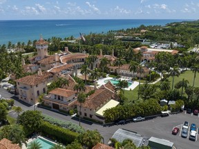 Le club Mar-a-Lago de l'ancien président américain Donald Trump est visible dans la vue aérienne à Palm Beach, en Floride, le 31 août 2022.