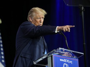 Le candidat républicain à la présidentielle et ancien président Donald Trump montre du doigt alors qu'il s'exprime lors d'une réunion annuelle des dirigeants de la Coalition juive républicaine, le samedi 28 octobre 2023, à Las Vegas.