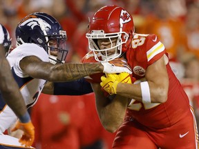Travis Kelce des Chiefs de Kansas City est renversé par Pat Surtain II des Broncos de Denver.