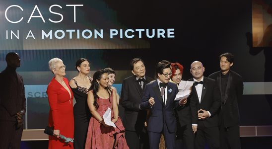 LOS ANGELES, CALIFORNIA - FEBRUARY 26: (L-R) Jamie Lee Curtis, Jenny Slate, Stephanie Hsu, James Hong, Ke Huy Quan, Andy Le, Brian Le and Harry Shum Jr. accept the Outstanding Performance by a Cast in a Motion Picture award for "Everything Everywhere All at Once" onstage during the 29th Annual Screen Actors Guild Awards at Fairmont Century Plaza on February 26, 2023 in Los Angeles, California. (Photo by Kevin Winter/Getty Images)