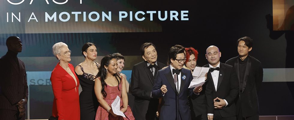 LOS ANGELES, CALIFORNIA - FEBRUARY 26: (L-R) Jamie Lee Curtis, Jenny Slate, Stephanie Hsu, James Hong, Ke Huy Quan, Andy Le, Brian Le and Harry Shum Jr. accept the Outstanding Performance by a Cast in a Motion Picture award for "Everything Everywhere All at Once" onstage during the 29th Annual Screen Actors Guild Awards at Fairmont Century Plaza on February 26, 2023 in Los Angeles, California. (Photo by Kevin Winter/Getty Images)