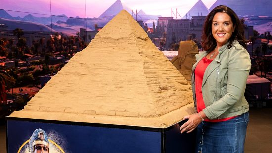 Exposition Total War Pharaoh - Une réplique de sculpture de la Grande Pyramide de Gizeh, pesant environ 800 kg, construite par Sand in Your Eye.