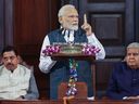 Cette photographie prise le 19 septembre 2023 et publiée par le Bureau indien d'information de la presse (PIB) montre le Premier ministre indien Narendra Modi (au centre) s'adressant aux députés dans le hall central de l'ancien bâtiment du Parlement à New Delhi.