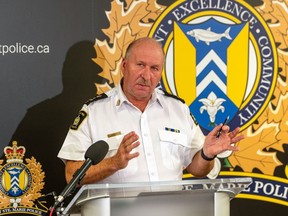 Sault Ste.  Marie, Hugh Stevenson, chef de police, fait le point lors d'un point de presse à Sault Ste.  Marie, Ontario, le mercredi 25 octobre 2023.