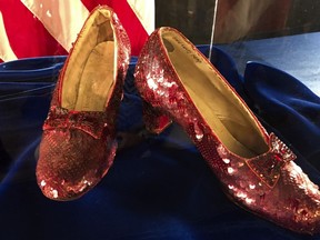 Une paire de pantoufles rubis portées par l'actrice Judy Garland dans 