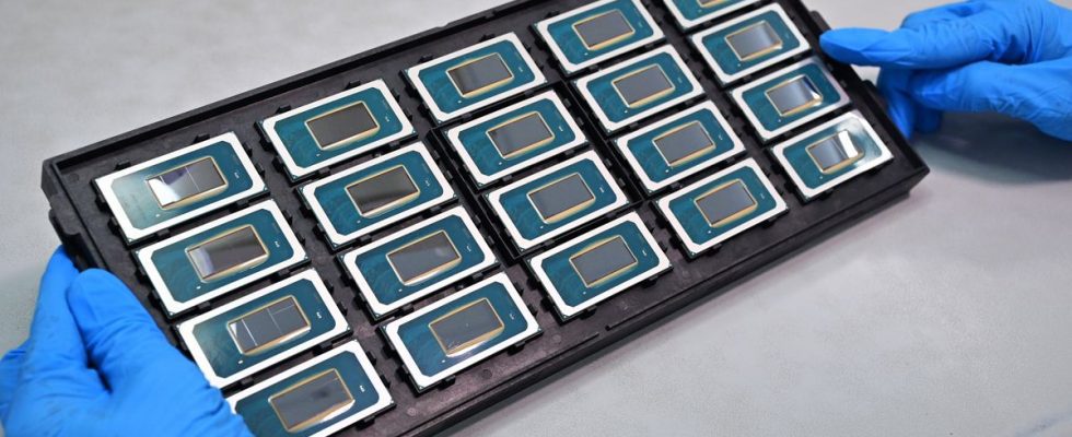 Intel Meteor Lake chips in the packaging facility.