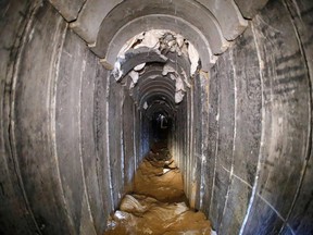 Une photo prise avec un objectif fisheye le 18 janvier 2018, du côté israélien de la frontière avec la bande de Gaza, montre un tunnel, près du kibboutz israélien de Kissufim, dans le sud d'Israël.