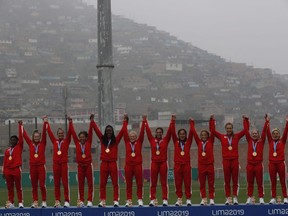 Les joueuses canadiennes célèbrent sur le podium après avoir reçu leurs médailles d'or en rugby à 7 féminin aux Jeux panaméricains de Lima, au Pérou, le dimanche 28 juillet 2019. Une équipe de 473 athlètes représentera le Canada aux prochains Jeux panaméricains à Santiago, au Chili. .