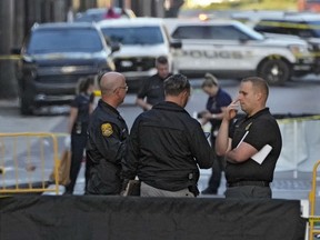 Des policiers de Tampa se tiennent dans la rue du quartier d'Ybor City à Tampa, en Floride, après une fusillade le dimanche 29 octobre 2023.