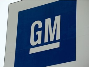 Sur cette photo d'archive prise le 27 janvier 2020, une pancarte portant le logo de General Motors (GM) est visible à l'extérieur de l'usine d'assemblage GM Detroit-Hamtramck à Detroit, Michigan.