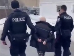 Capture d'écran d'une vidéo de Gerry Charlebois menotté avec des agents de la police d'Ottawa le dimanche 6 février 2022.