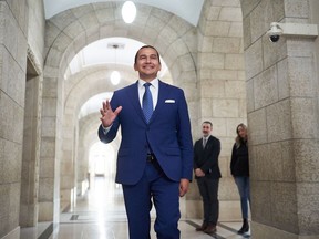 Le nouveau premier ministre du Manitoba, Wab Kinew, doit prêter serment aujourd'hui et nommer son cabinet.  Kinew se rend au bureau du premier ministre à Winnipeg, le jeudi 5 octobre 2023.