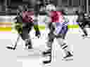 Alex Newhook #15 des Canadiens de Montréal patine avec la rondelle contre Brayden McNabb #3 des Golden Knights de Vegas lors de la première période de leur match au T-Mobile Arena le 30 octobre 2023 à Las Vegas, Nevada.