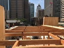 Ce chantier de construction à Toronto, sur la rue Yonge, utilise des colonnes, des poutres et des panneaux de plancher en bois massif. 
