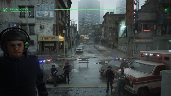 Une capture d'écran de RoboCop : Rogue City, montrant le centre-ville de Détroit, la police et les ambulanciers paramédicaux se tiennent au premier plan, avec la rue derrière eux menant à une arcade.