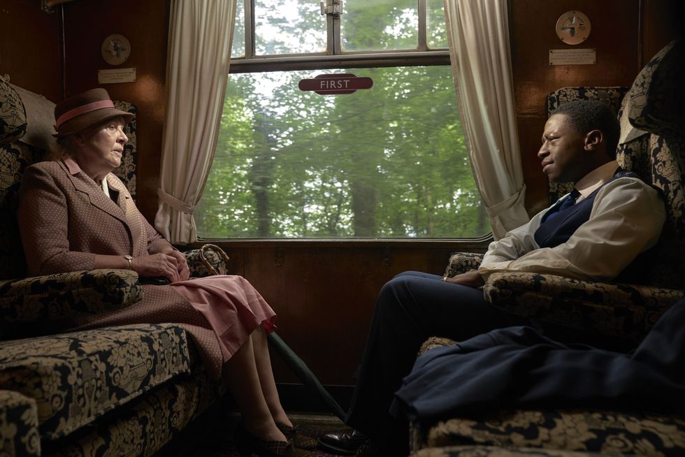 Penelope Wilton et David Jonsson dans le meurtre sont faciles, assis l'un en face de l'autre dans un train à l'ancienne