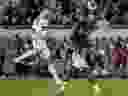 L'attaquant du Los Angeles FC Denis Bouanga, en haut à droite, saute par-dessus le milieu de terrain des Whitecaps de Vancouver Richie Laryea devant Tristan Blackmon lors de la deuxième mi-temps du match éliminatoire de samedi à Los Angeles. 