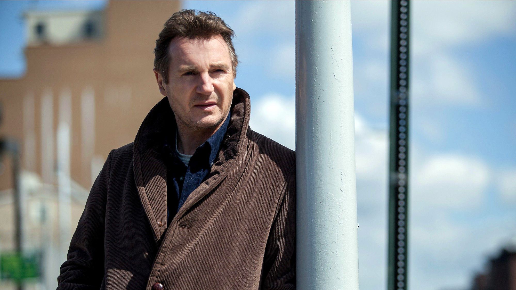 Liam Neeson dans Une promenade parmi les pierres tombales