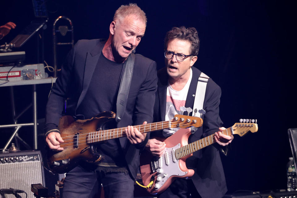 Sting (à gauche) et Michael J. Fox jouent aux guitares sur scène lors d'un bénéfice en 2021.
