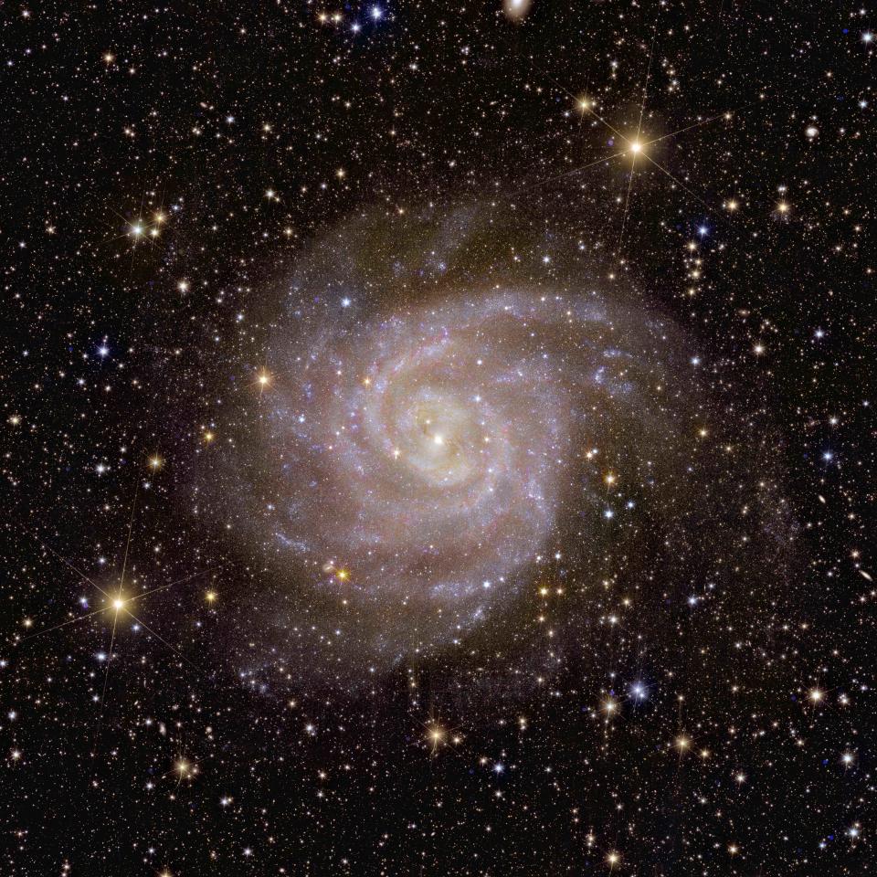 Vue de la galaxie spirale IC 342 par le vaisseau spatial Euclide