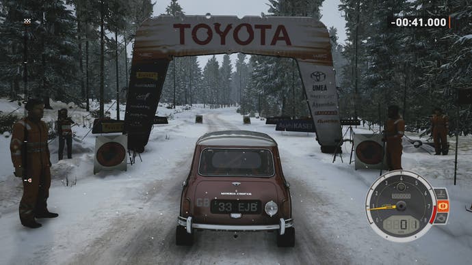 Revue EA Sports WRC 2 : Montrant une mini attente sur la ligne de départ dans une forêt enneigée.
