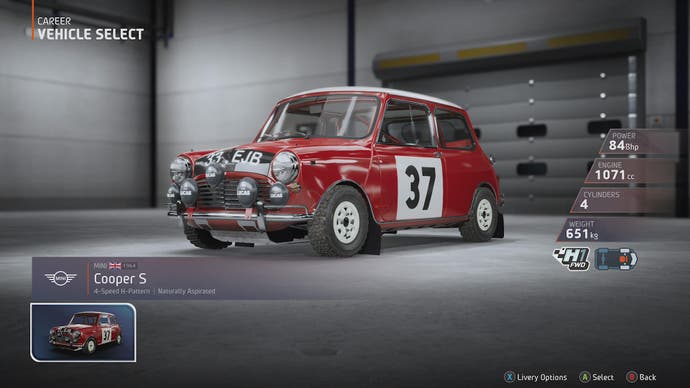 Revue EA Sports WRC 5 : Une photo d'une Mini Cooper S rouge vif, dans toute sa splendeur, dans un garage.