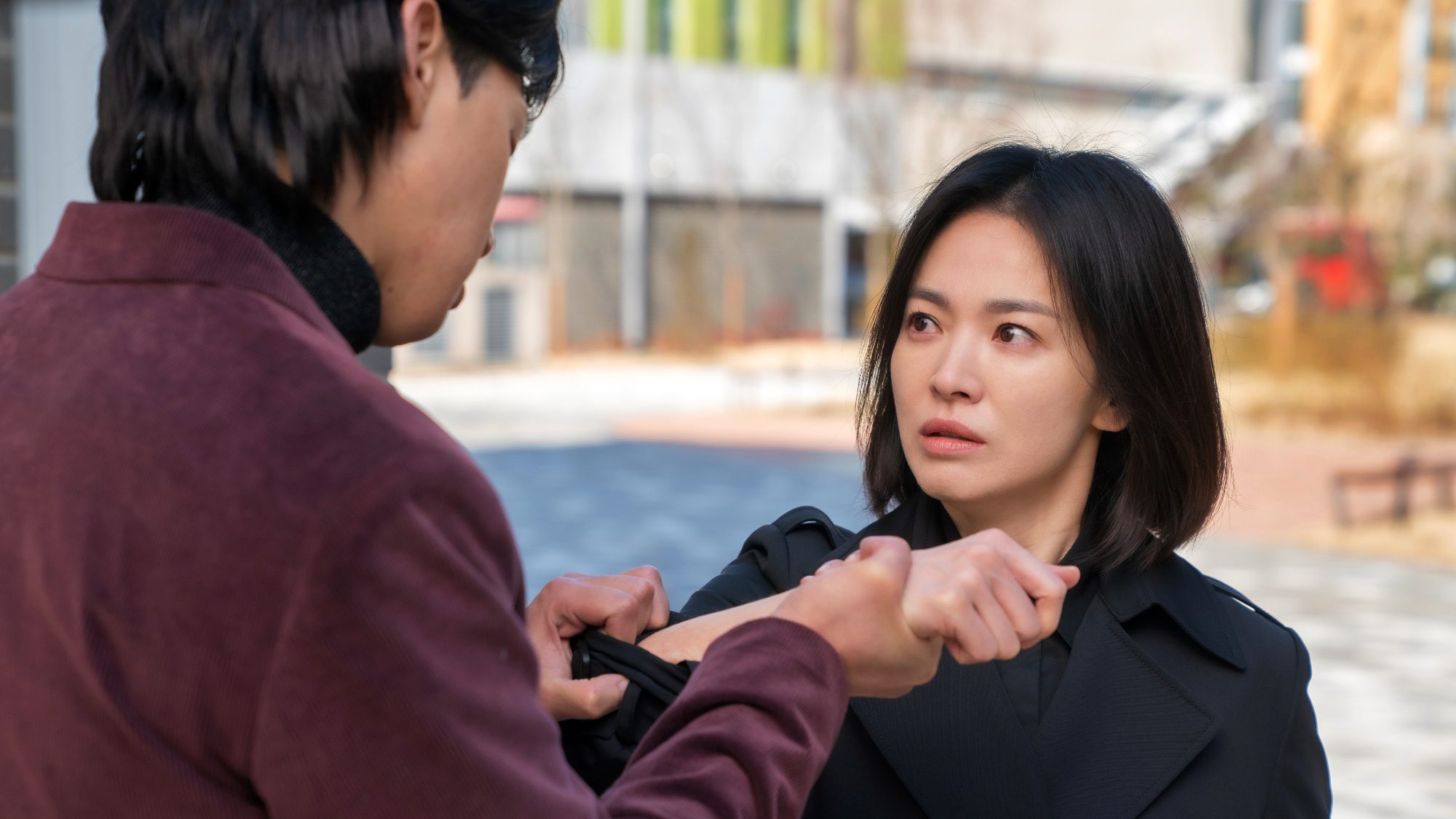 (De gauche à droite) Park Sung-hoon dans le rôle de Jeon Jae-jun, Song Hye-kyo dans le rôle de Moon Dong-eun dans The Glory