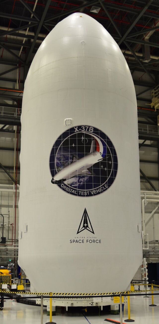 L'avion spatial X-37B a récemment été enfermé à l'intérieur du carénage de charge utile d'une fusée SpaceX Falcon Heavy au Kennedy Space Center de la NASA en Floride.