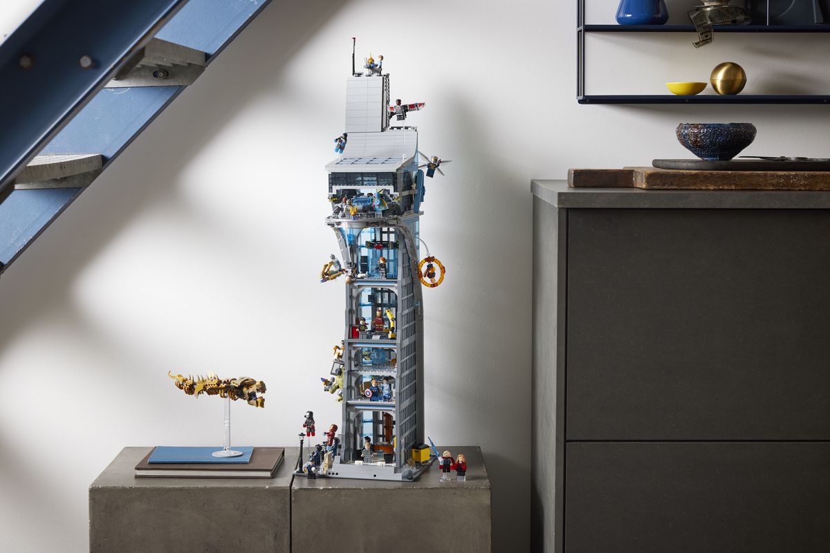 Une photo de produit de la tour Lego Avengers, montrant les forces Avengers et Chitauri se battant à l'extérieur, et un intérieur présentant des moments de film sur plusieurs étages.