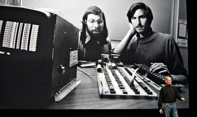 Steve Jobs s'exprime devant une photo d'archive de lui-même et du cofondateur d'Apple, Steve Wozniak, lors du lancement de l'iPad, le mercredi 27 janvier 2010.