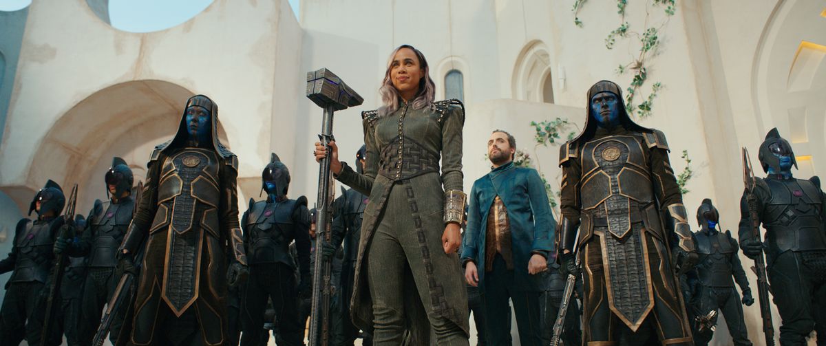 Dar-Benn (Zawe Ashton) se tient devant son armée de soldats extraterrestres dans le film Marvel Cinematic Universe The Marvels