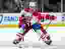 Le défenseur des Canadiens de Montréal Mike Matheson (8) protège la rondelle de l'ailier gauche des Red Wings de Détroit JT Compher (37) lors de la première période d'un match de hockey de la LNH, le jeudi 9 novembre 2023, à Détroit.