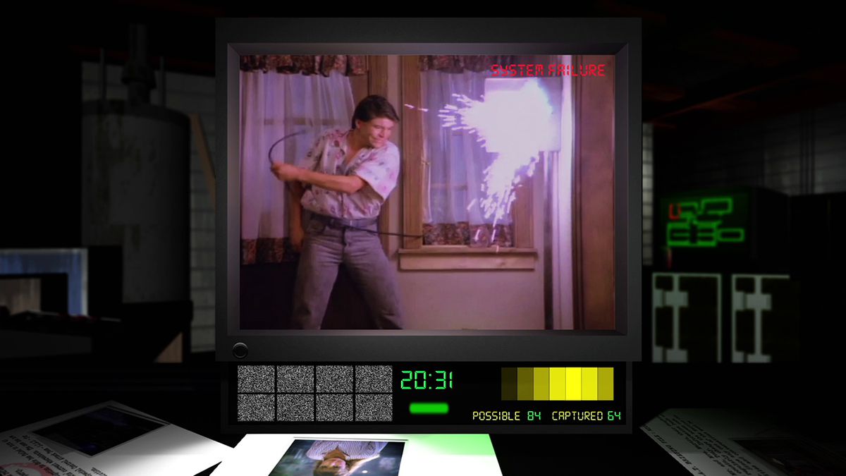 Un homme tirant un cordon d'alimentation du mur, provoquant des étincelles, dans une image tirée de Night Trap 25th Anniversary Edition