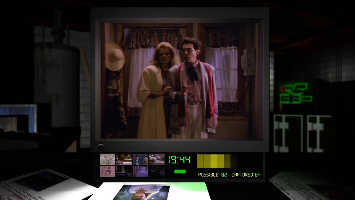 Un homme et une femme debout ensemble dans un salon de banlieue, l'air solennel, dans une image tirée de Night Trap 25th Anniversary Edition.