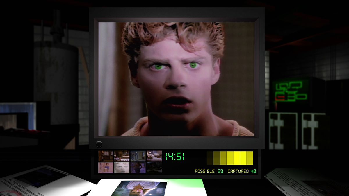 Une image fixe d'un homme blanc aux yeux verts brillants et brillants de Night Trap 25th Anniversary Edition