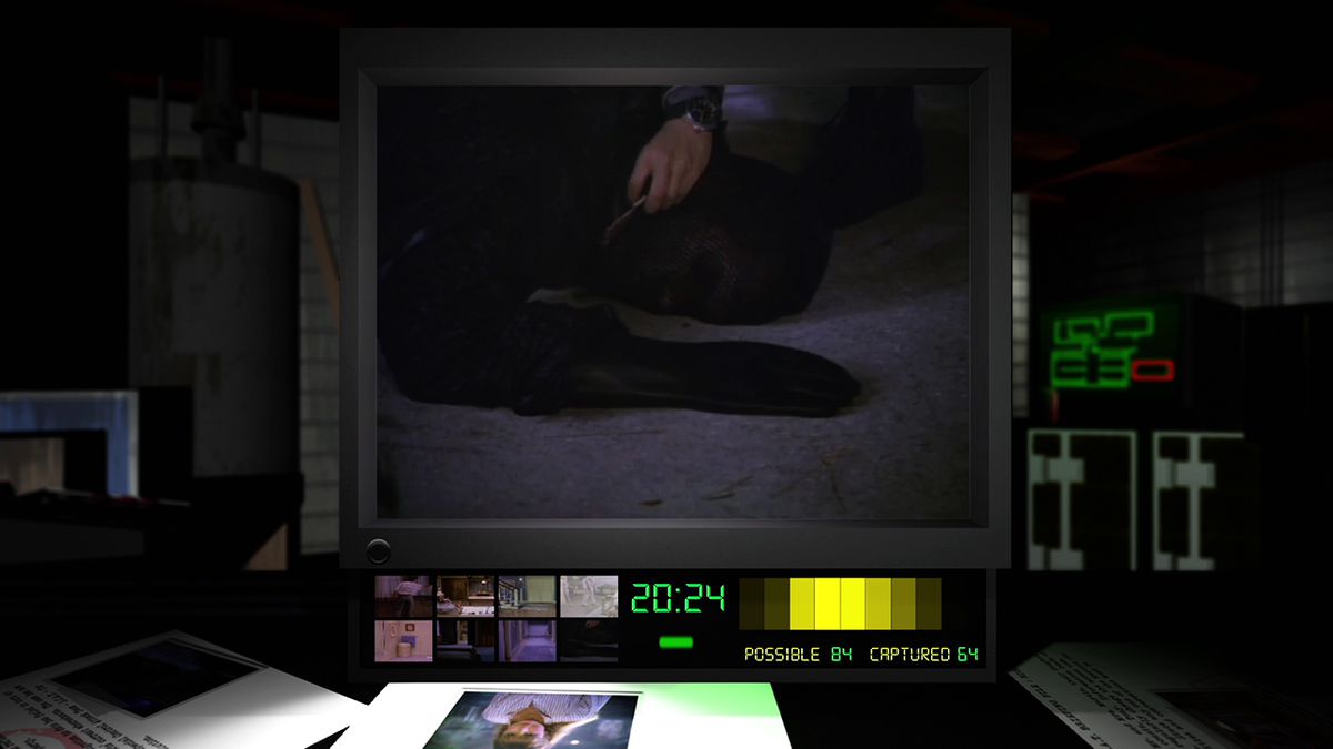 Un gros plan d'une Auger de Night Trap 25th Anniversary Edition gisant sur le sol, inconsciente.  La main de quelqu'un s'étend dans le cadre en direction du visage de l'Auger.