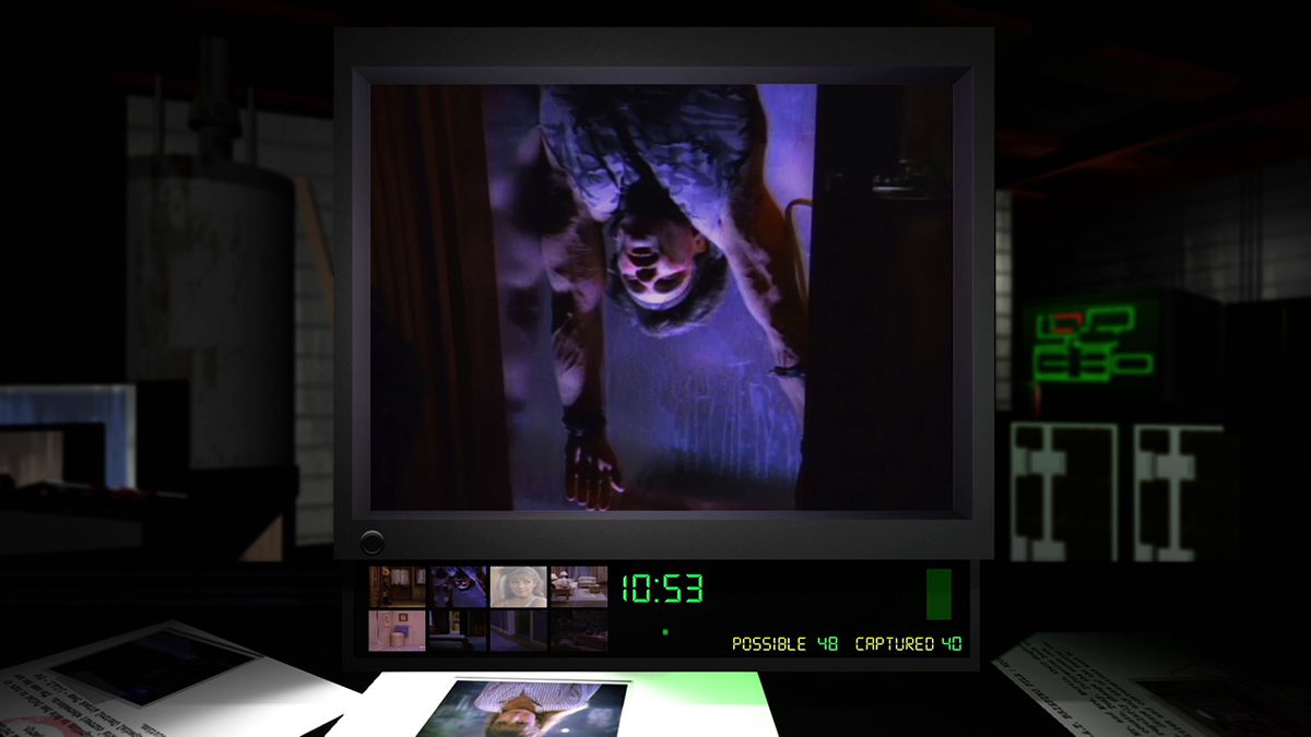 Une capture d'écran de Night Trap 25th Anniversary Edition représentant un homme pendu la tête en bas