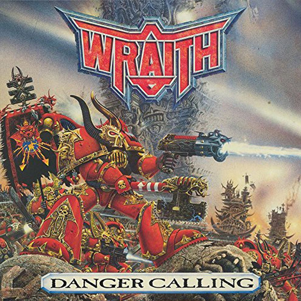 Un Space Marine du Chaos Khorne se tient au sommet d'un tas de décombres et tire avec son pistolet à plasma sur la couverture de Wraith's Danger Calling.