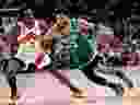 L'avant des Toronto Raptors OG Anunoby (3) tente de ralentir l'avant des Boston Celtics Jayson Tatum (0) lors d'un match de pré-saison de la NBA, à Montréal.
