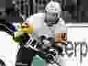L'attaquant des Penguins de Pittsburgh Adam Johnson en action lors d'un match de hockey de la LNH à Columbus, Ohio, le vendredi 22 septembre 2017.